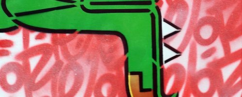 Tableau de l'artiste graffeur Oré. Une tête de serpent à plumes verte, avec des signatures graffiti rouges en fond.