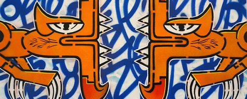 Tableau street art de l'artiste graffeur Oré. Serpents à plumes oranges et des signatures graffiti bleues.