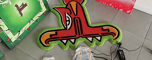 Oeuvres du street artiste Oré. Néon, tableaux, petits formats.