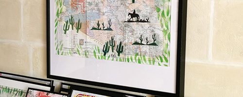 Plusieurs œuvres encadrées de l'artiste graffeur Oré. Carte de l'Arizona, affiches, cartes de métros.oeuvre